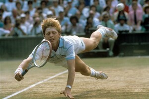 Unvergesslicher Moment: Boris Becker hechtet während des Turniers in Wimbledon im Juli 1985 hinter einem Ball her. Als jüngster Spieler und erster Deutscher überhaupt gewann der ungesetzte Boris Becker am 7. Juli 1985 spektakulär gegen Kevin Curren in vier Sätzen das Wimbledon-Finale. Foto: picture-alliance
