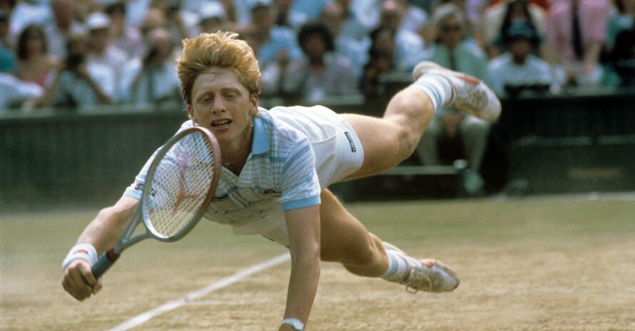 Unvergesslicher Moment: Boris Becker hechtet während des Turniers in Wimbledon im Juli 1985 hinter einem Ball her. Als jüngster Spieler und erster Deutscher überhaupt gewann der ungesetzte Boris Becker am 7. Juli 1985 spektakulär gegen Kevin Curren in vier Sätzen das Wimbledon-Finale. Foto: picture-alliance