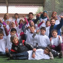 Monika Staab mit türkischen und syrischen Kindern vom Fun Football Festival in Gaziantep, Türkei. Foto: DOSB/Staab