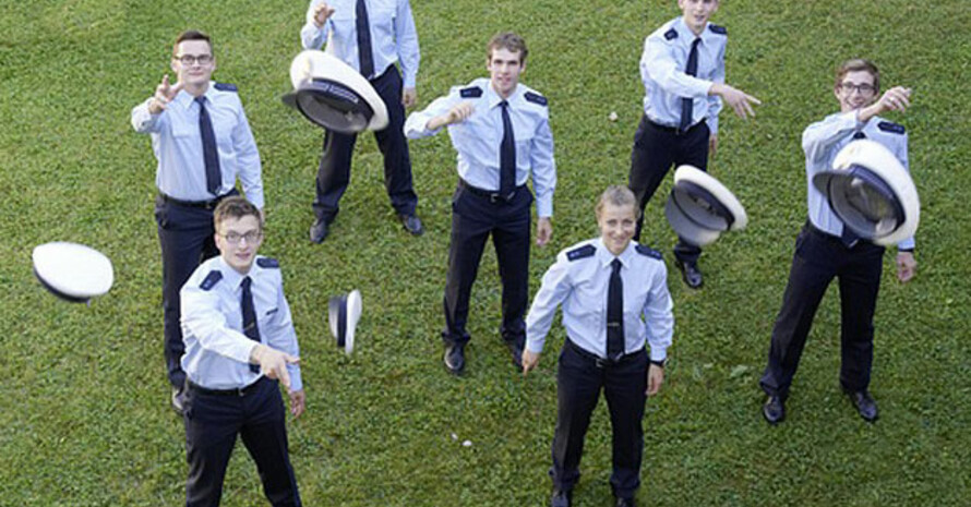 Die Absolventen der Polizeisportschule Christian Arlt, Tom Barth, Sascha Benecken, Felix Brodauf, Nico Grünneker, Nico Walther und Eva Wolf feiern ihren Abschluss. Foto: Polizeisportschule Bad Endorf