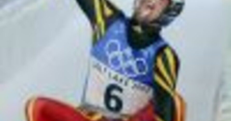 Wie hier Rodler Georg Hackl möglichst oft in Siegerpose sollen sich die deutschen Wintersportler in Turin präsentieren. Copyright dpa.