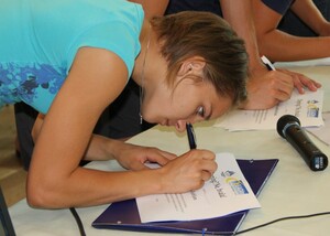 Eine slowenische Teilnehmerin unterschreibt den Aufruf "Doping - Nein danke!". Foto: dsj