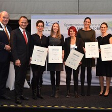 Im Rahmen der SMK wurden die Spitzensportfreundlichen Betriebe ausgezeichnet. Von links: Hans-Joachim Grote (Sportminister Schleswig-Holstein), DOSB-Präsident Alfons Hörmann, Sabine Thiede, Janine Jankoviak (beide Vonovia), Cornelia Hoffmann-Bethscheide