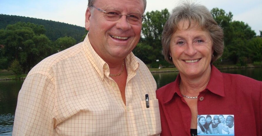 Uschi Hartmann (Mi.re) bei Geräteübergabe für die Ringerabteilung mit  Trainer Valerius Busch (hi.re.)