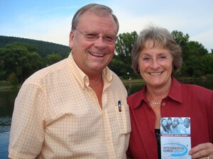 Uschi Hartmann (Mi.re) bei Geräteübergabe für die Ringerabteilung mit  Trainer Valerius Busch (hi.re.)
