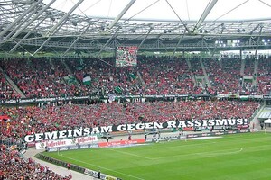 Gemeinsam gegen Rassismus auch im Fußballstadion. Copyright: picture-alliance