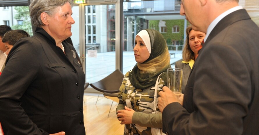 Die Sächsische Ausländerbeauftragte im Gespräch mit der Witzschdorfer "Fußballmutti" Douha Ayoub und dem Ministerpräsidenten des Freistaates Sachsen, Stanislaw Tillich MdL (Fotograf Frank Höhler)