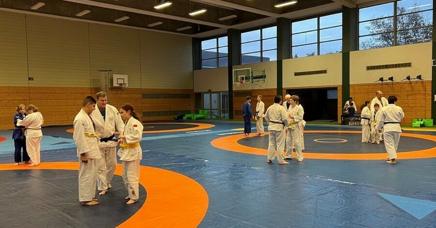 5 Gruppen von jeweils zwei bis drei Judoka trainieren in der Halle 