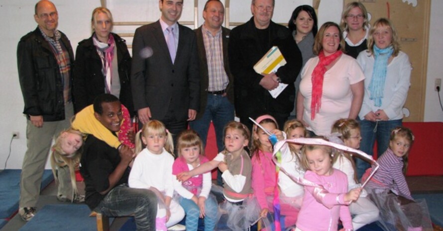 Oben: Großer Bahnhof für Nordhessen ersten FSJ-Teilnehmer bei "Freiwilligendienste machen kompetent"; Unten: Anwar Waberebi bei der Arbeit im Kindergarten (Fotos: Sportjugend Hessen)