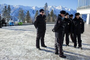 Russische Sicherheitskräfte im Olympiapark Foto: picture-alliance