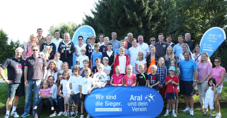 Die Sieger der Aral Generationen-Turnierserie vom Verein TuS Treudeutsch 07 Lank, Tennissparte, mit Thomas Steinforth, 1. Fachwart der Tennissparte des Vereins (links). Foto: Aral und dein Verein