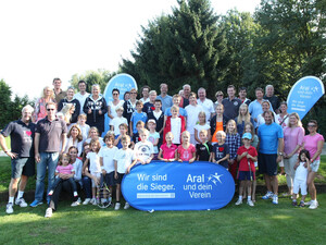Die Sieger der Aral Generationen-Turnierserie vom Verein TuS Treudeutsch 07 Lank, Tennissparte, mit Thomas Steinforth, 1. Fachwart der Tennissparte des Vereins (links). Foto: Aral und dein Verein