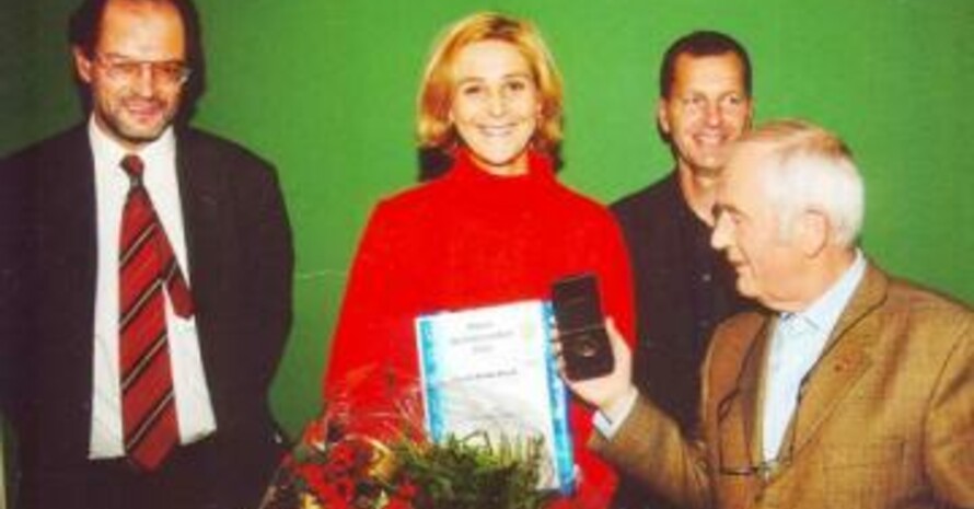 Dez. 2003: Claudia Kohde-Kilsch hält ihre Sportabzeichen-Urkunde in den Händen (Foto: Saarländischer Landessportverband).