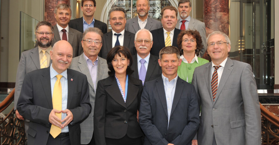 Der Sprecherrat: Dirk Metz (hess. Staatssekretär), Claus Umbach (BDG), Christa Thiel (Sprecherin), Gunter Fahrion (DRTV), Hubert Schwarz (DSV), Doris Plötz, Michael Vesper (DOSB-Generalsekretär) (vordere Reihen v.l.), Gerhard Zimmermann (DMV), Ludger Schulte-Hülsmann (DLRG), Thomas Weikert (DTTB), Hans-Peter Wullenweber (DTB), Rainer Brechtken (DTB), Jörg Brokamp (DSB), Wolfgang Over (DKV) (hintere Reihen v.l.). Foto: Erhard Blatt