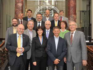 Der Sprecherrat: Dirk Metz (hess. Staatssekretär), Claus Umbach (BDG), Christa Thiel (Sprecherin), Gunter Fahrion (DRTV), Hubert Schwarz (DSV), Doris Plötz, Michael Vesper (DOSB-Generalsekretär) (vordere Reihen v.l.), Gerhard Zimmermann (DMV), Ludger Schulte-Hülsmann (DLRG), Thomas Weikert (DTTB), Hans-Peter Wullenweber (DTB), Rainer Brechtken (DTB), Jörg Brokamp (DSB), Wolfgang Over (DKV) (hintere Reihen v.l.). Foto: Erhard Blatt