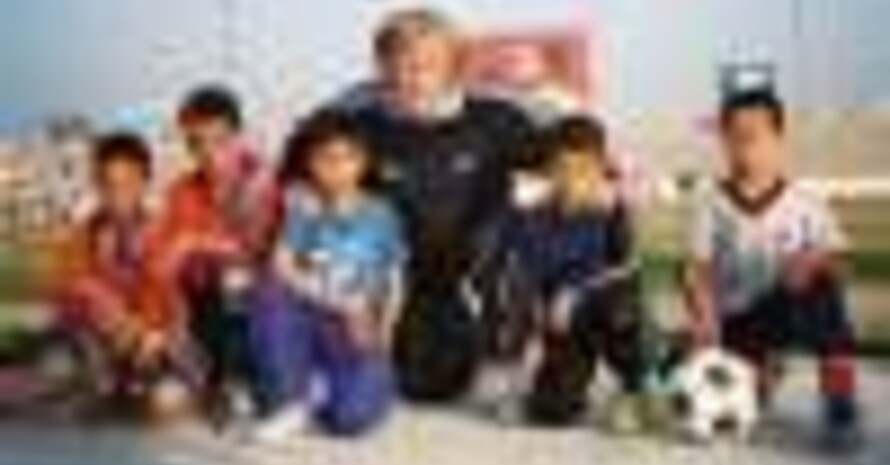 Holger Obermann mit Nachwuchs-Fußballern in Afghanistan. Copyright picture-alliance.