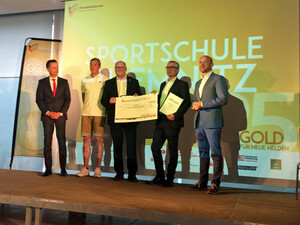 Preisverleihung an der Schule in Chemnitz mit Dr. Michael Kreuzkamp (Vorstandvorsitzender Sparkasse Chemnitz), Leichtathlet Max Heß, Steffen Kamprad (Schulleiter Sportgymnasium Chemnitz), Torsten Kulakow (Schulleiter Sportoberschule Chemnitz) und Olav Spahl vom DOSB. Foto: EdS/Ronny Kaiser
