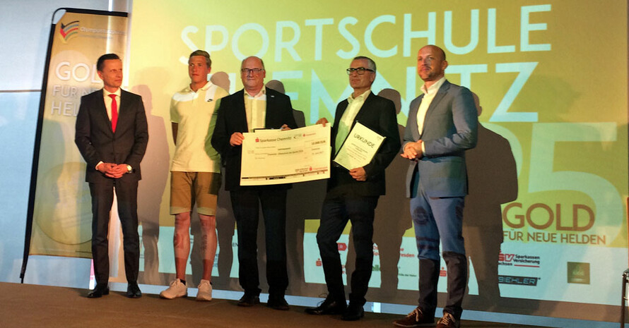 Preisverleihung an der Schule in Chemnitz mit Dr. Michael Kreuzkamp (Vorstandvorsitzender Sparkasse Chemnitz), Leichtathlet Max Heß, Steffen Kamprad (Schulleiter Sportgymnasium Chemnitz), Torsten Kulakow (Schulleiter Sportoberschule Chemnitz) und Olav Spahl vom DOSB. Foto: EdS/Ronny Kaiser