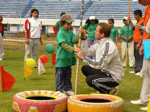 Oliver Scheer hilft in Guatemala Kinder für die Leichtathletik zu begeistern. Foto: Oliver Scheer