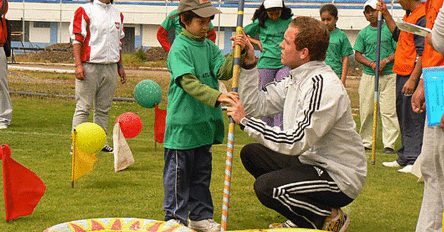 Oliver Scheer hilft in Guatemala Kinder für die Leichtathletik zu begeistern. Foto: Oliver Scheer
