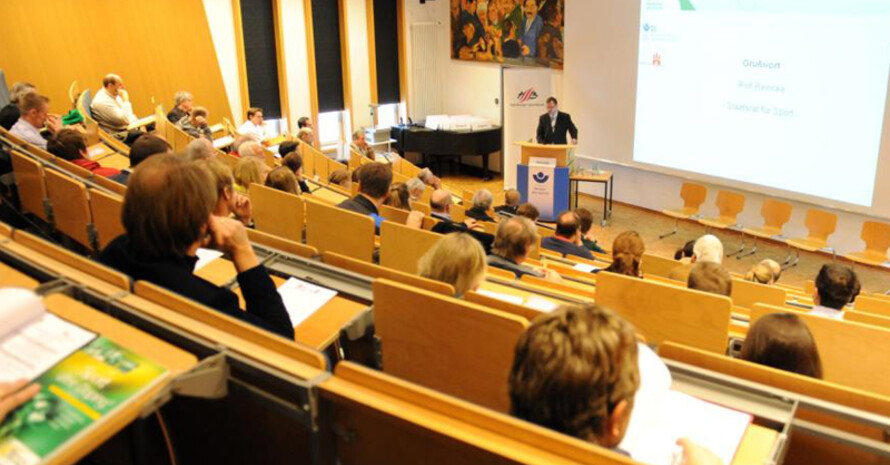 Sport-Staatsrat Rolf Reincke begrüßte die Teilnehmer in Hamburg. Foto: Witters