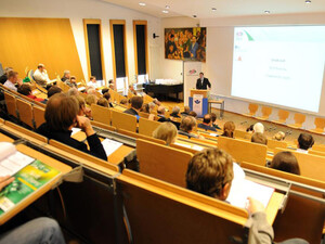 Sport-Staatsrat Rolf Reincke begrüßte die Teilnehmer in Hamburg. Foto: Witters