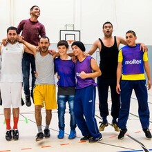 Der DOSB bildet Experten/innen in der sportbezogenen Flüchtlingsarbeit aus.