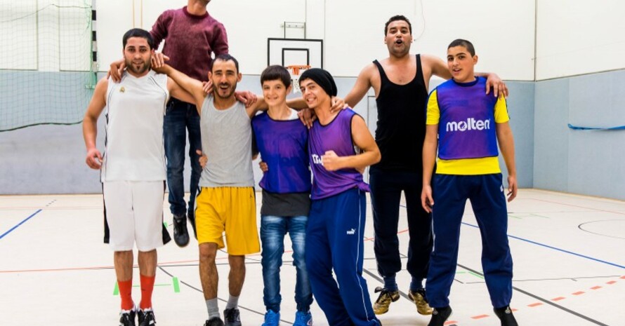 Der DOSB bildet Experten/innen in der sportbezogenen Flüchtlingsarbeit aus.