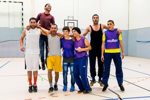 Der DOSB bildet Experten/innen in der sportbezogenen Flüchtlingsarbeit aus.
