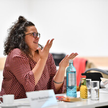 Deborah Sikander verständigt sich in Gebärdensprache/ Foto: DOSB/Kai Peters