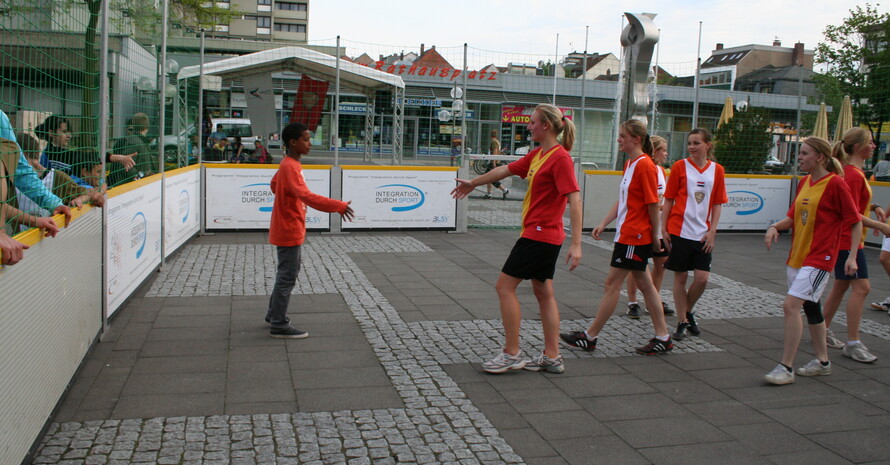 Streetsoccerturnier-Jugendliche z.B. als Schiedsrichter helfen mit