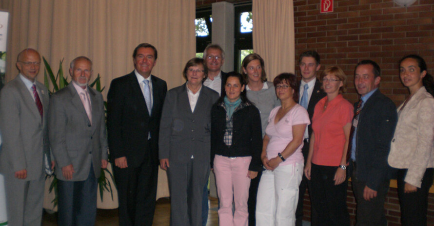 DOSB-Vizepräsidentin Ilse Ridder-Melchers, Oberbürgermeister von Hanau Herr Kaminsky, DTB-Vizepräsidentin Inge Voltmann-Hummes, Integrationsbotschafterin Anna Dogonadze,  HTV Präsident Rolf-Dieter Beinhoff und Sozialdezernent Axel Weiss-Thiel mit Übungsleiterinnen in Hanau. Foto: Valentina Hallberg