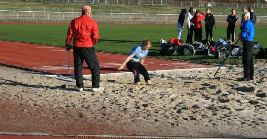 PolizeianwärterInnen bei den Prüfungen zum Deutschen Sportabzeichen (Foto: SSB Hamm)