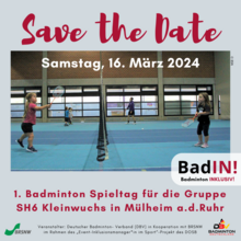 zwei kleinwüchsige Frauen spielen Badminton