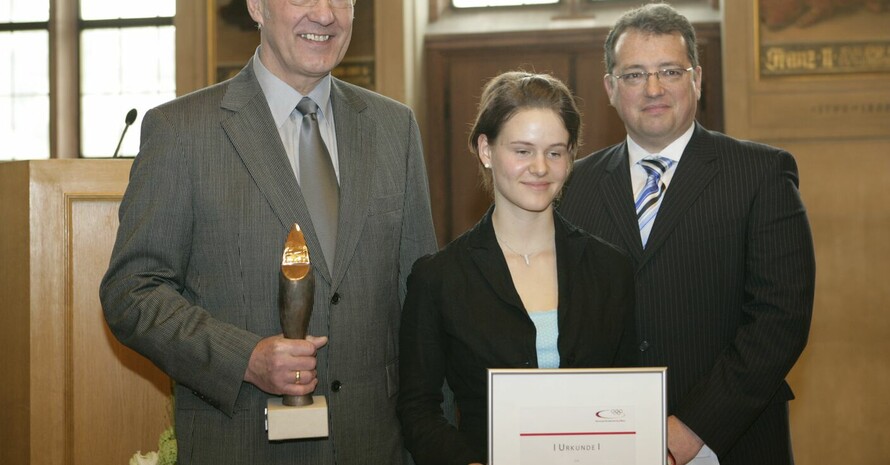 Auszeichnung für die Eliteschule des Sports in Oberhof(v.li.): Gerd Benkert, Leiter der Eliteschule, Jennifer Horn, Biathletin C-Kader, Dr. Bernd Nendert, Regionalteamleiter des OSP Thüringen, Foto: Bildschön