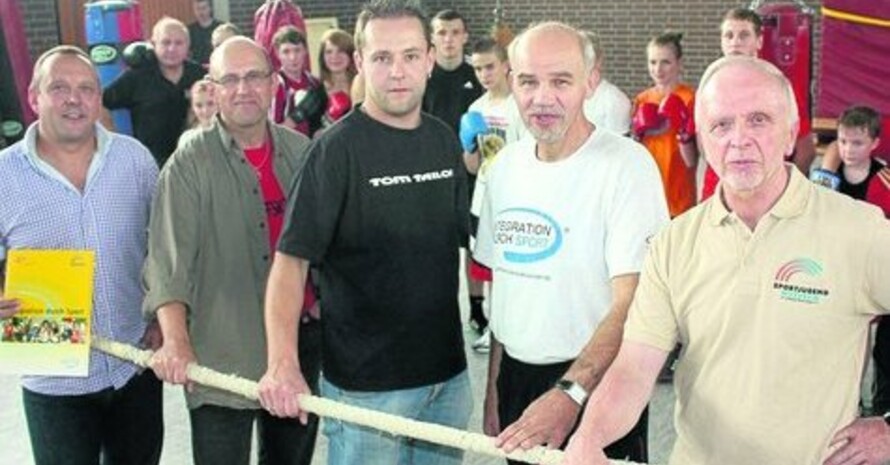 TSV wird erneut anerkannter hessischer Stützpunkt-Sportverein: die Korbacher Boxer werden durch das Programm „ Integration durch Sport“ gefördert. Unser Bild zeigt von links Frank Eser (Landeskoordinator „Integration durch Sport“), Peter Schreiber (Regionalkoordinator „Integration durch Sport“), Carsten Habermann (Fachdienst Sport des Landkreises Waldeck-Frankenberg) sowie die Abteilungsleiter der TSV-Boxer Reinhard Jassmann und Lothar Junker.