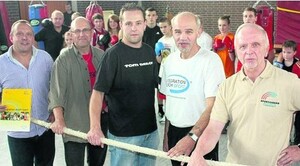 TSV wird erneut anerkannter hessischer Stützpunkt-Sportverein: die Korbacher Boxer werden durch das Programm „ Integration durch Sport“ gefördert. Unser Bild zeigt von links Frank Eser (Landeskoordinator „Integration durch Sport“), Peter Schreiber (Regionalkoordinator „Integration durch Sport“), Carsten Habermann (Fachdienst Sport des Landkreises Waldeck-Frankenberg) sowie die Abteilungsleiter der TSV-Boxer Reinhard Jassmann und Lothar Junker.
