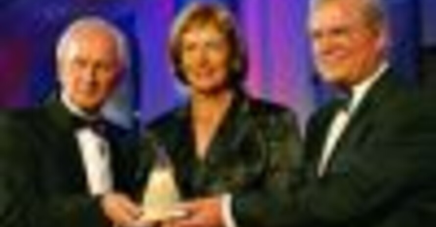 Prof. Jürgen Hubbert (l.) und Hans-Ludwig Grüschow mit der Preisträgerin Ingrid Mickler-Becker. Foto: Martin Lengemann. DIE WELT.