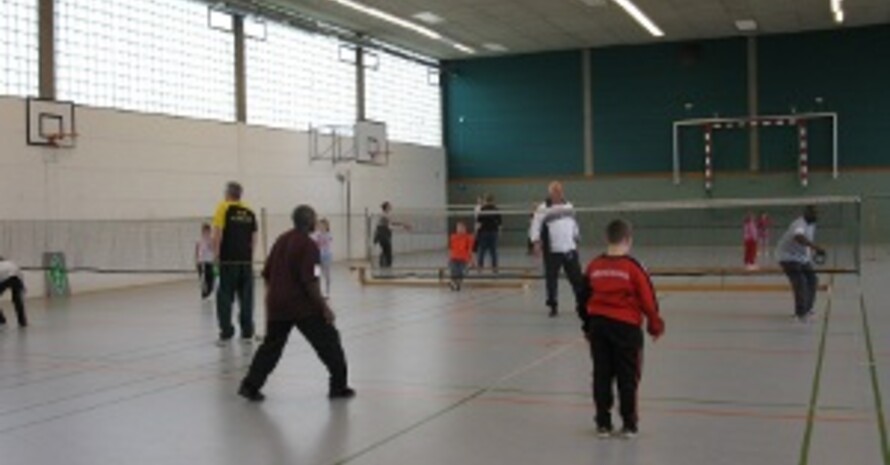 Auf sechs Badminton-ähnlichen Feldern wurde in gemischten Teams gespielt