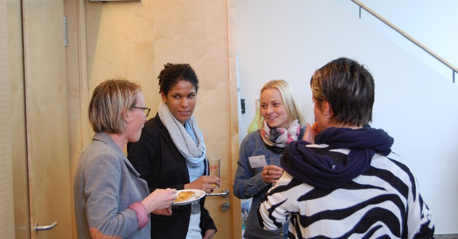 Mentees von 2014 im lockeren Austausch (v.li.): Conny Pohlers, Navina Omilade-Keller, Annelie Brendel und Alumna Paula Radtke. Foto: DOSB