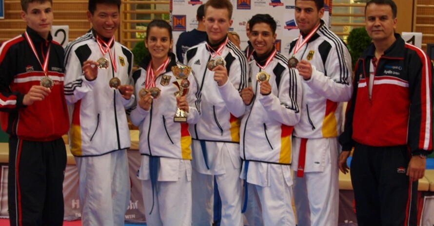 Die erfolgreichen Nachwuchskämpfer des SC Banzai nach den Austrian Open 2011 – vier der Berliner Karateka gehören zum Kader der deutschen Nationalmannschaft.