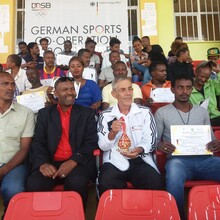 DOSB-Experte Joachim Fickert (2.v.r.) und die Teilnehmer/innen des Workshops mit ihren Urkunden für die erfolgreiche Teilnahme. Foto: DOSB/Fickert