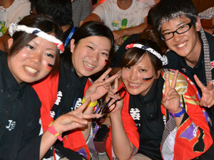 Japanische Teilnehmer des Simultanaustausches feiern ausgelassen das 40. Jubiläum. Foto: dsj