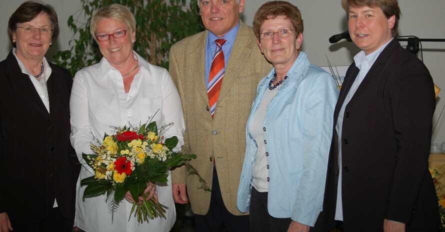 v.li.: Ilse Ridder-Melchers, Mona Küppers, Walter Schneeloch, Gisela Hinnemann und Bärbel Dittrich. Zu den ersten Gratulantinnen gehörte auch DOSB-Vizepräsidentin Ilse Ridder-Melchers die außerdem die Delegierten über die Frauensportaktionswochen und die Anti-Gewaltaktion des DOSB informierte. Foto: Stephanie Sulz