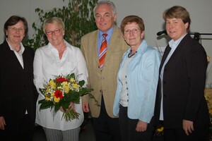 v.li.: Ilse Ridder-Melchers, Mona Küppers, Walter Schneeloch, Gisela Hinnemann und Bärbel Dittrich. Zu den ersten Gratulantinnen gehörte auch DOSB-Vizepräsidentin Ilse Ridder-Melchers die außerdem die Delegierten über die Frauensportaktionswochen und die Anti-Gewaltaktion des DOSB informierte. Foto: Stephanie Sulz