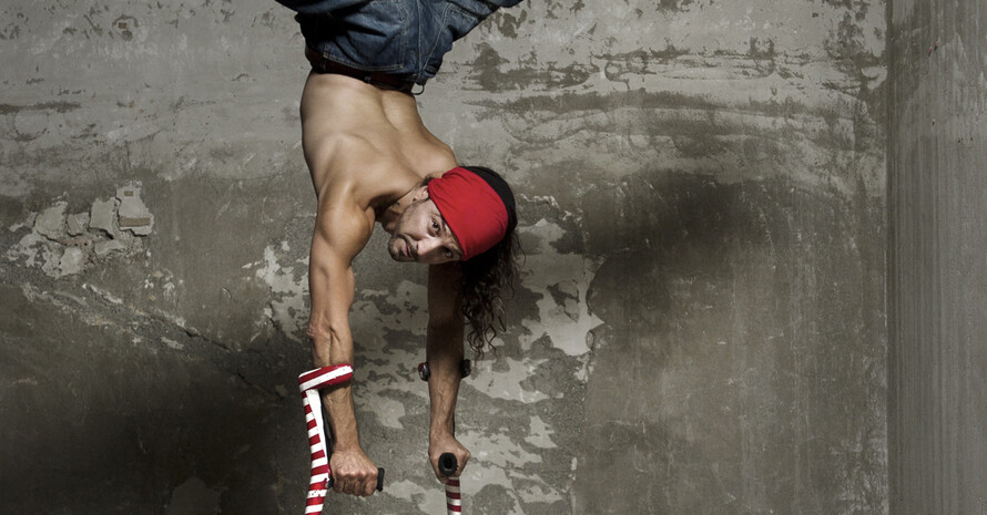 Break-Dance Tänzer Dergin "Stix" Tokmak. Foto: Feuerwerk der Turnkunst.