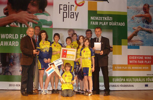 Freuten sich mit den jungen Radfahrern über die Auszeichnung in Pécs: (v.l.) Helmut Loenenbach (LSB-Vorsitzender für Internationale Fragen), Prof. Norbert Müller (Vizepräsident Internationales Fair-Play-Komitee, Kurt Laux (Kreisjugendpfleger Vulkaneifel) und Preisträger Herbert Ehlen. Foto: LSB RLP/R. Thiem