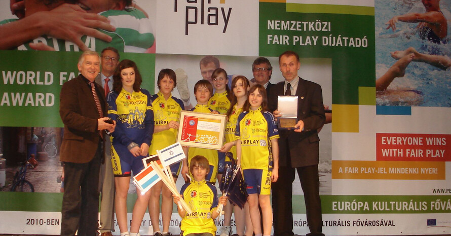 Freuten sich mit den jungen Radfahrern über die Auszeichnung in Pécs: (v.l.) Helmut Loenenbach (LSB-Vorsitzender für Internationale Fragen), Prof. Norbert Müller (Vizepräsident Internationales Fair-Play-Komitee, Kurt Laux (Kreisjugendpfleger Vulkaneifel) und Preisträger Herbert Ehlen. Foto: LSB RLP/R. Thiem