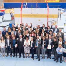 Alle 21 ausgezeichneten Unternehmen mit ihren Sportlern und Ministerin, LSV-Präsidentin, Schimmelpfennig und Antwerpes. Foto:LSVBW