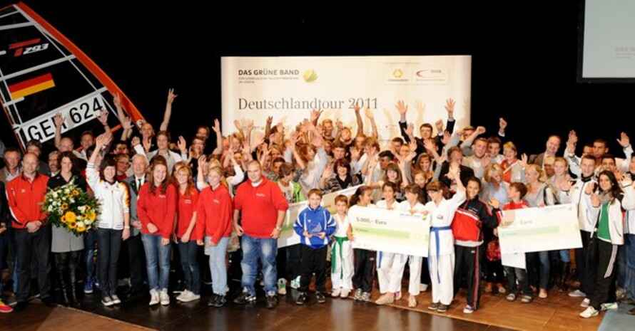 Acht Vereine aus Berlin, Brandenburg und Mecklenburg-Vorpommern freuten sich über das "Grüne Band für vorbildliche Talentförderung im Verein". Copyright: picture alliance / Frank May